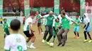Presdir Nestlé Indonesia Dharnesh Gordhon berebut bola dengan Direktur Pembinaan Sekolah Dasar Kemendikbud Khamim pada pertandingan persahabatan MILO Football Championship di Lapangan Banteng, Jakarta, Sabtu (2/3). (Liputan6.com/Pool/Image Dynamics)