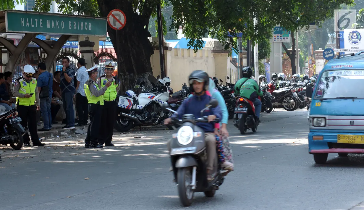 Polisi mengatur arus lalu lintas di jalan Komjen Pol M Yasin depan Mako Brimob Kelapa Dua, Depok, Kamis (10/5). Sebelumnya, terjadi kerusuhan di Rutan Salemba cabang Mako Brimob. (Liputan6.com/Helmi Fithriansyah)
