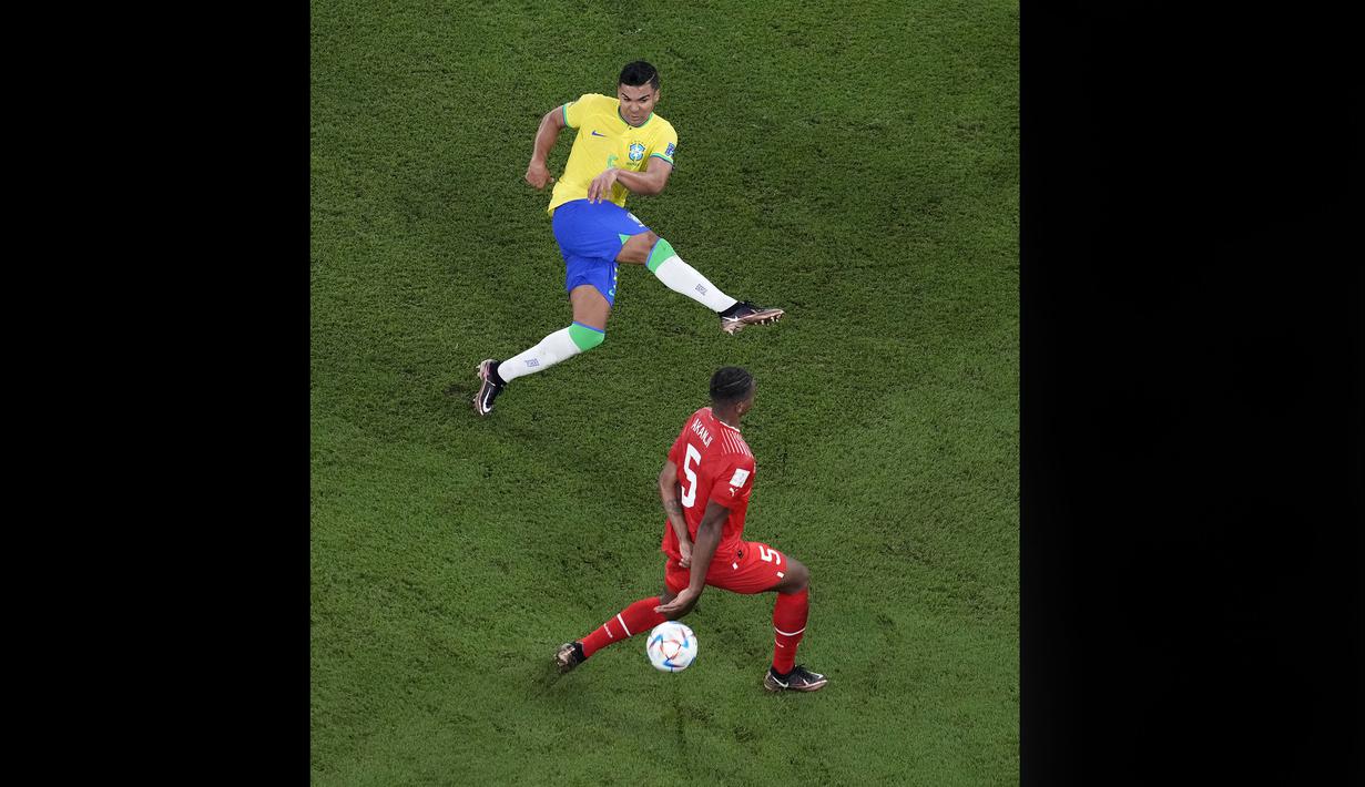 Untuk urusan menyerang, Casemiro juga membantu memcah kebuntuan yang dilakukan striker Brasil. Dalam proses terjadinya satu-satunya gol Brasil dimenit pertandingan, Casemiro pintar mencari celah ketika semua striker Brasil dijaga pemain Swiss. Hingga akhirnya ia tak terkawal dan berhasil melepaskan tandangan keras ke gawang lawan. (AP Photo/Thanassis Stavrakis)