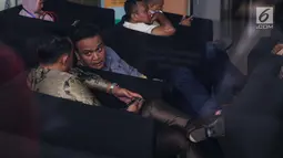 Mantan Dirut PT. Murakabi Sejahtera, Irvanto Hendra Pambudi (kanan) di ruang tunggu Gedung KPK, Jakarta, Kamis (16/11). Keponakan Ketum Partai Golkar Setya Novanto ini diperiksa sebagai saksi dugaan korupsi pengadaan e-KTP. (Liputan6.com/Faizal Fanani)