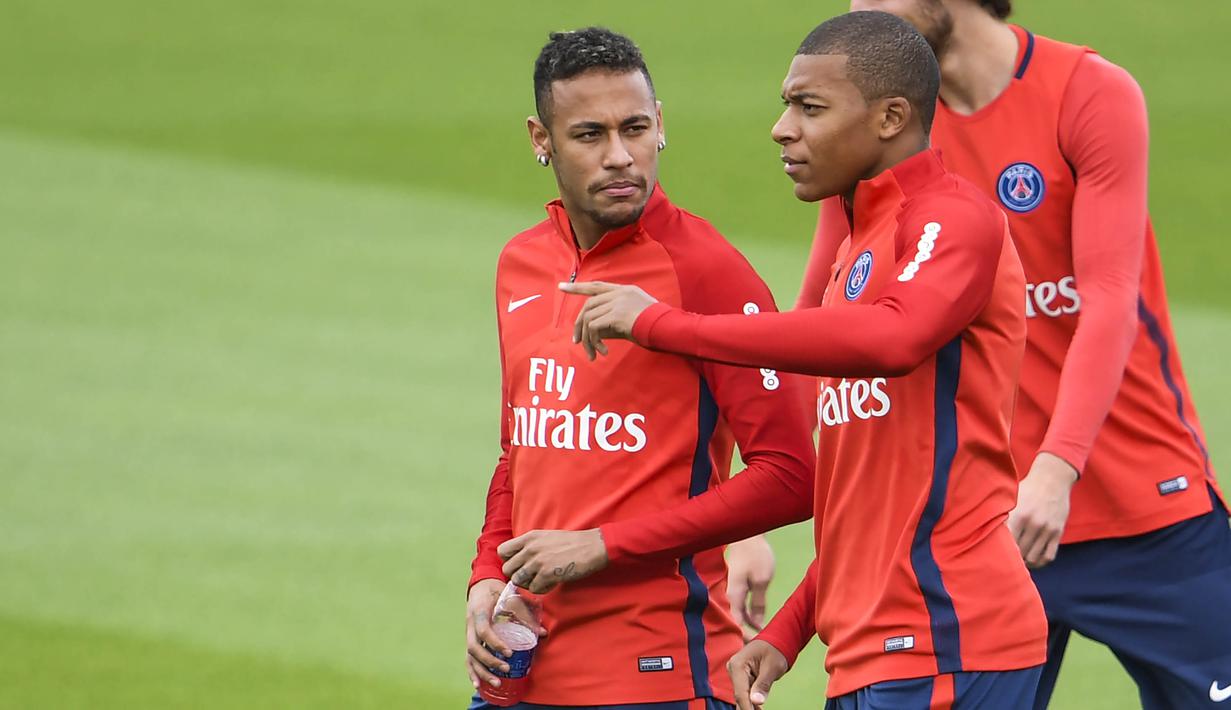 Pemain baru Paris Saint-Germain, Kylian Mbappe, berbincang dengan Neymar Jr, saat sesi latihan di Paris, Rabu (6/9/2017). Striker 18 tahun tersebut menjalani latihan perdananya bersama armada Les Parisiens. (AFP/Christophe Simon)