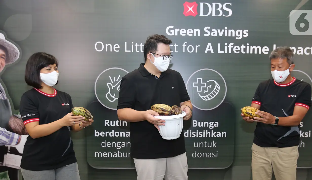 (ki-ka) Head of Segmentation, Liabilities, and Mortgage PT Bank DBS Indonesia Festia Pisa Valensia, CMO of Krakakoa Yohan Christian dan Consumer Banking Director PT Bank DBS Indonesia Rudy Tandjung berbincang di sela-sela peluncuran rekening Green Savings, di Jakarta (04/06/2021). (Liputan6.com/DBS)