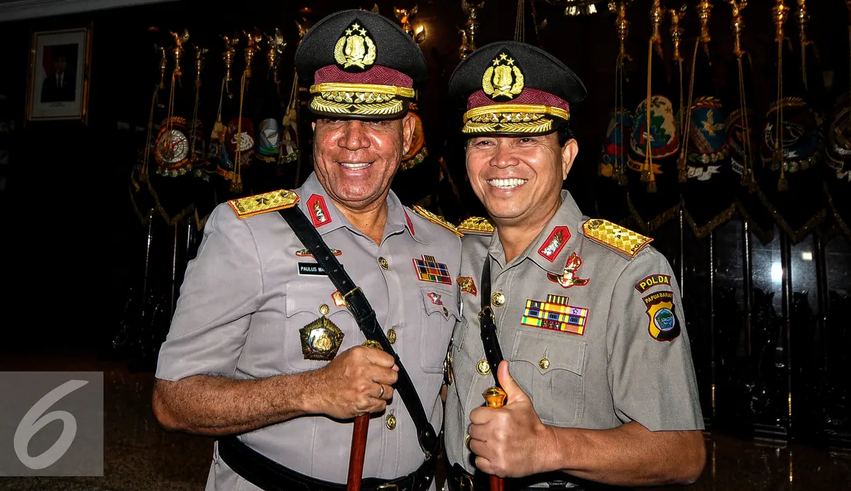 Brigjen Pol Paulus Waterpaw (kiri) berfoto dengan Brigjen Royke Lumowa usai serah terima jabatan di Mabes Polri, Jakarta, Jumat (31/7/2015). Paulus Waterpaw menggantikan Pol Yotje Mende sebagai Kapolda Papua yang baru. (Liputan6.com/Yoppy Renato)