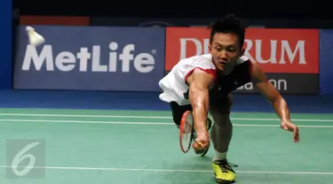 Tunggal putra Indonesia, Ihsan Maulana M mengejar bola saat laga melawan pemain Malaysia Lee Chong Wei di semifinal BCA Indonesia Open 2016, Jakarta, Sabtu (4/6/2016). Ihsan kalah dua set langsung 9-21, 18-21. (Liputan6.com/Helmi Fithriansyah)