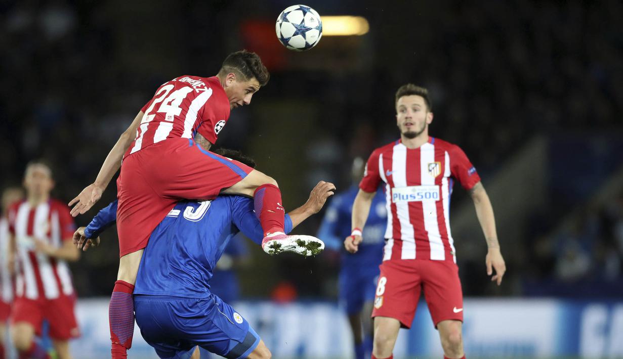 Bek Atletico Madrid, Jose Gimenez menyundul bola saat melawan Leicester pada laga leg kedua Liga Champions di Stadion King Power, Inggris, Selasa (18/4/2017). Meski imbang 1-1, Atletico lolos ke semifinal dengan agregat 2-1. (AP/Nick Potts)