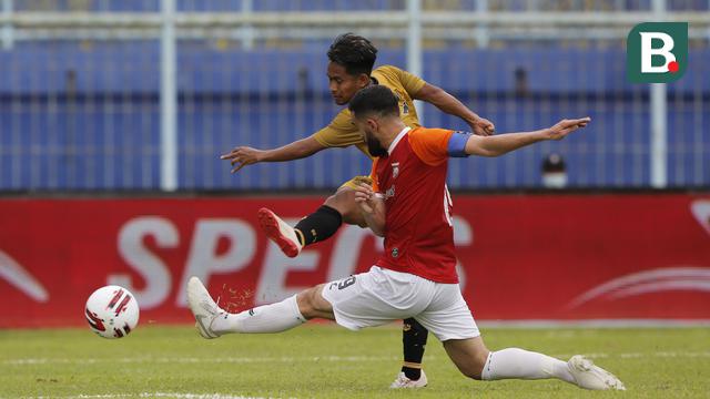 FOTO: Bhayangkara Solo FC Unggul atas Borneo FC pada Babak Pertama Lewat Gole Cepat Alsan Sanda