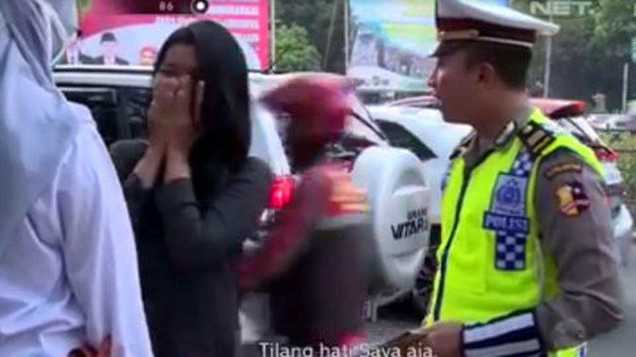 Tertangkap polisi ganteng, cewek ini minta hatinya saja ditilang