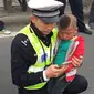 Anak yang tengah ketakutan itu ternyata baru saja mengalami kecelakaan mobil di jalan Taiyun, provinsi Shanxi, Tiongkok.