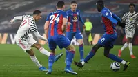 Penyerang Manchester United, Mason Greenwood, tengah berusaha melepas tembakan ke gawang Crystal Palace dalam laga pekan 29 Premier League di Selhurst Park, Kamis (4/3/2021) dini hari WIB. Manchester United dan Crystal Palace bermain imbang tanpa gol. (MIKE HEWITT / POOL / AFP)