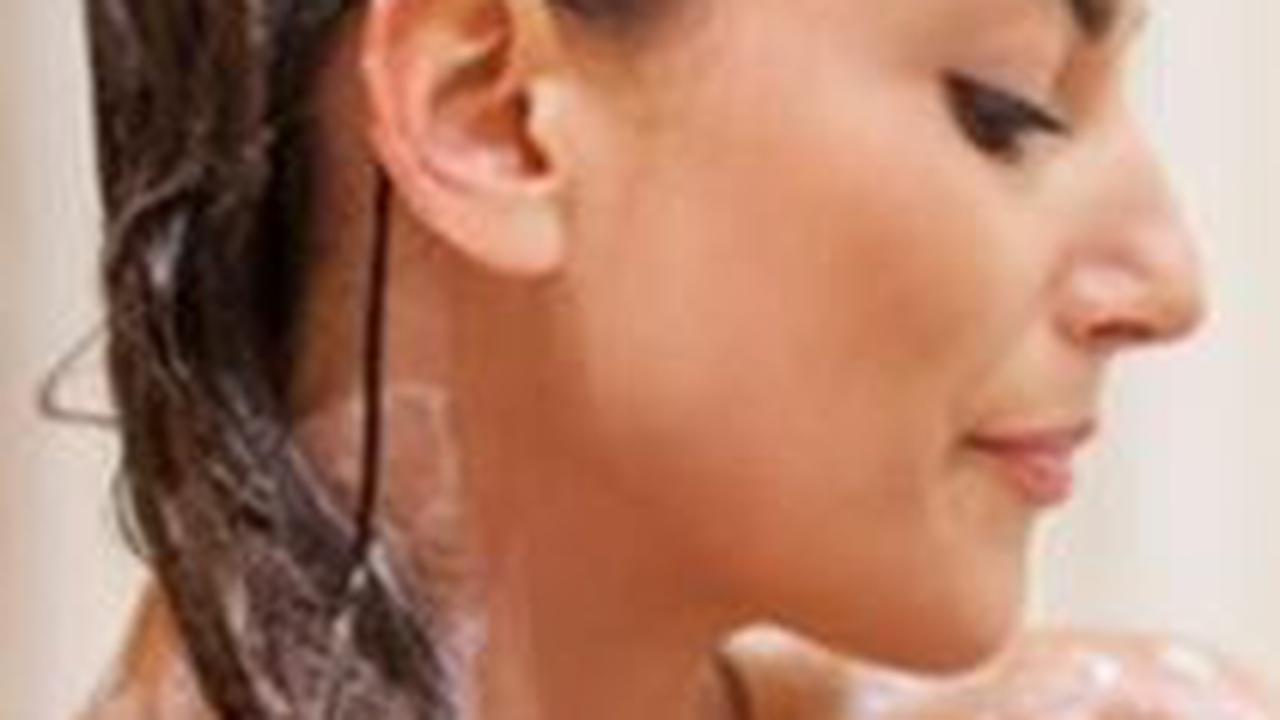 2. Pilih Conditioner yang Dibilas jika Rontok dari Akar<br>