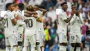 Pemain Barcelona Jules Kounde meninggalkan lapangan pada akhir pertandingan sepak bola La Liga Spanyol antara Real Madrid dan Barcelona di Stadion Santiago Bernabeu di Madrid Minggu (16/10/2022). Real Madrid menang 3-1. (Foto AP/Manu Fernandez)