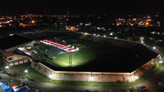 Foto udara menunjukkan tenda-tenda di tempat penampungan darurat di Mamuju (19/1/2021). Tempat pengungsian ini dibangun untuk orang-orang yang terdampak gempa berkekuatan 6,2 yang mengguncang pulau Sulawesi pada 15 Januari 2021. (AFP/Adek Berry)