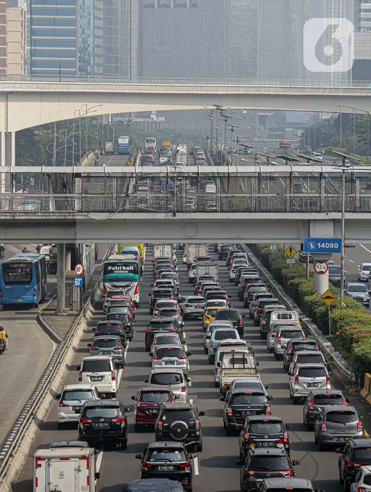 Sejumlah kendaraan roda empat terjebak macet di ruas Tol Dalam Kota, Jakarta, Senin (5/7/2021). Macet tersebut disebabkan karena adanya penutupan sejumlah pintu keluar tol dalam kota dalam masa PPKM Darurat. (Liputan6.com/Faizal Fanani)