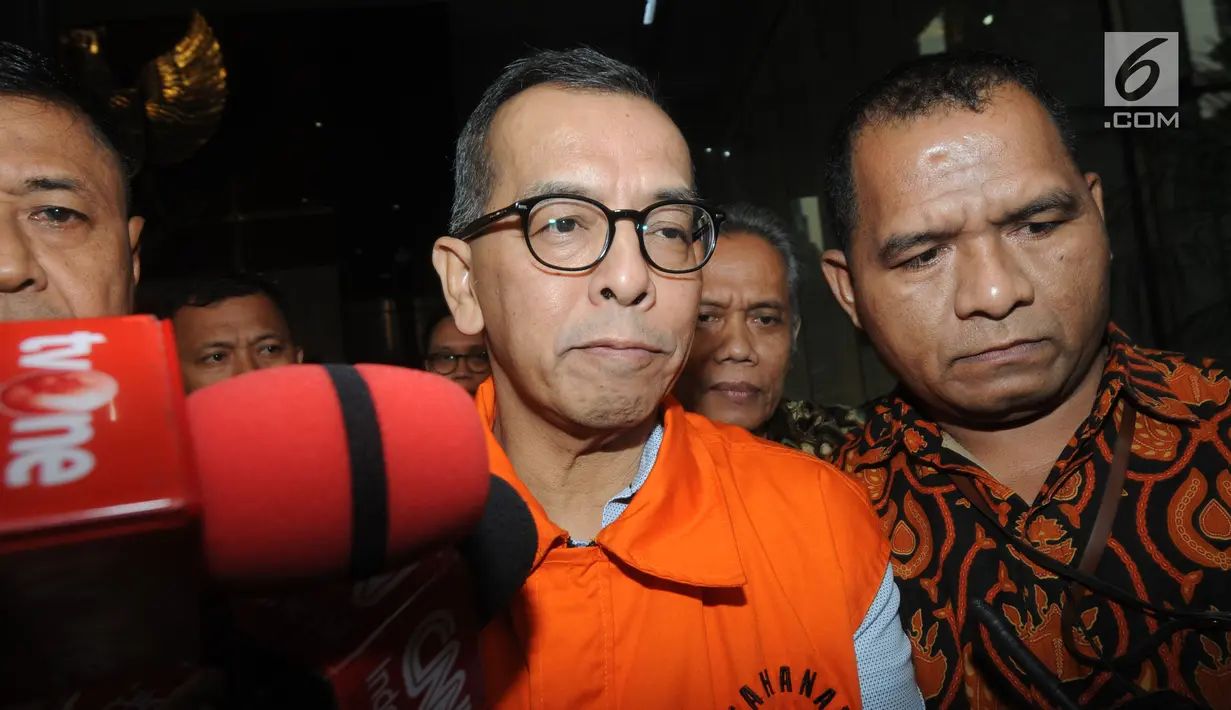 Ekspresi Mantan Dirut PT Garuda Indonesia, Emirsyah Satar usai menjalani pemeriksaan penyidik di Gedung KPK, Jakarta, Rabu (7/8/2019). Emirsyah resmi ditahan terkait kasus dugaan suap pengadaan mesin Rolls-Royce PLC asal Inggris untuk pesawat Airbus milik Garuda Indonesia. (merdeka.com/Dwi Narwoko)