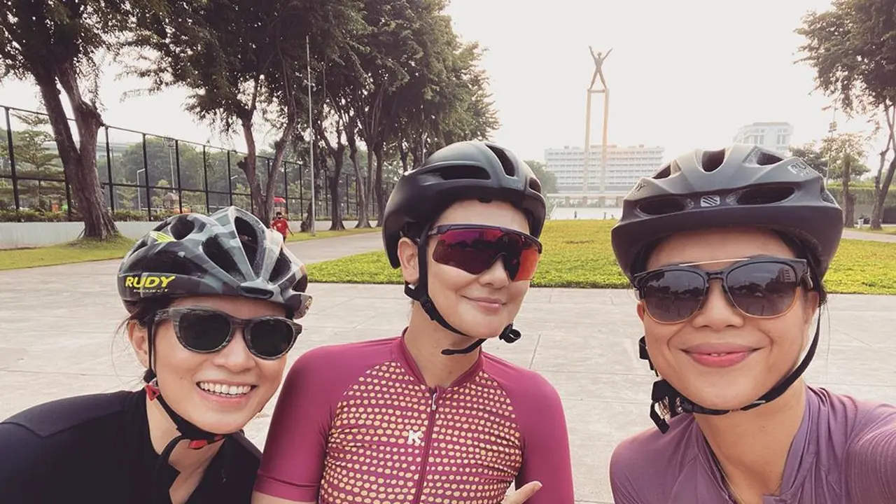 6 Gaya Luna Maya saat Bersepeda, Makin Cantik dan Bugar