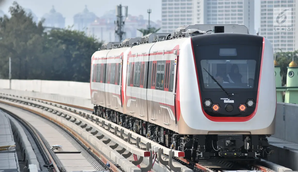 Light Rail Transit (LRT) atau kereta listrik ringan saat uji coba di sepanjang jalur Kelapa Gading-Velodrome, Jakarta, Senin (20/8). Untuk spesifikasi, tiap gerbong LRT mampu menampung hingga 270 penumpang. (Merdeka.com/Iqbal S. Nugroho)