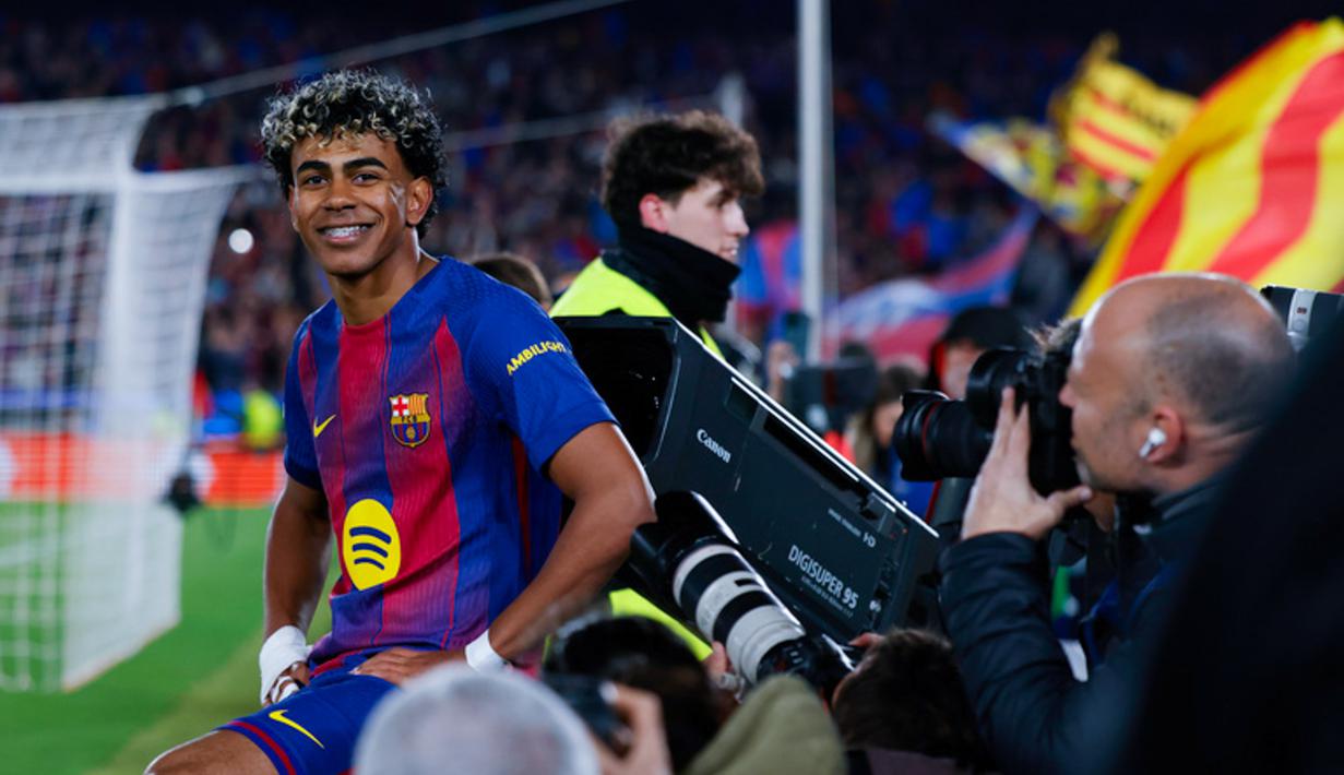 Lamine Yamal kembali mencuri perhatian dengan mencetak sejarah baru di Liga Champions saat Barcelona meraih kemenangan besar atas Newcastle United. (AP Photo/Joan Monfort)
