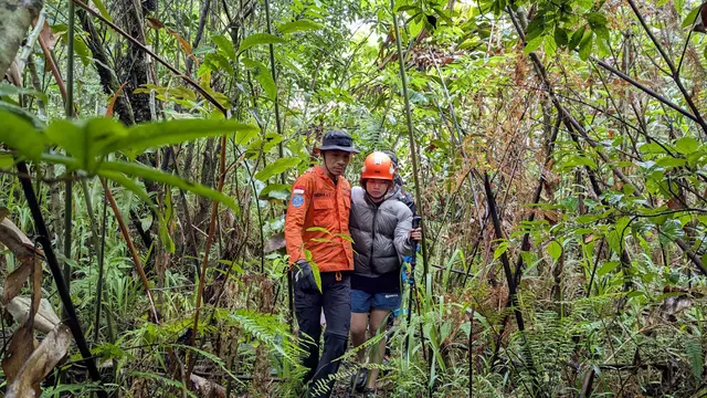Proses evakuasi terhadap salah satu pendaki di Gunung Klabat pada, Sabtu (25/1/2025).