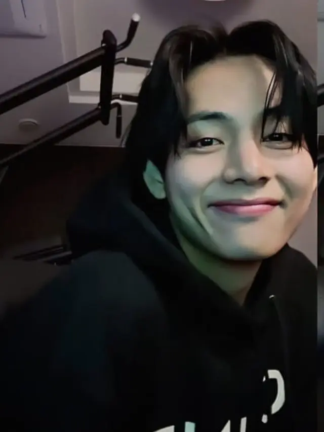 Viral 'Abang Pergi Dulu', Ini Pesan V BTS ke Jungkook BTS yang Akan Wamil (Foto: Weverse Live via Allkpop)