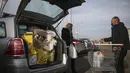 Turis Bulgaria meletakkan belanjaan mereka di Edirne, dekat perbatasan Bulgaria, di Turki, 24 Desember 2021. Warga Bulgaria melintasi perbatasan barat Turki dengan mobil dan bus yang penuh sesak, memanfaatkan penurunan lira Turki untuk membeli barang kebutuhan sehari-hari. (AP Photo/Emrah Gurel)