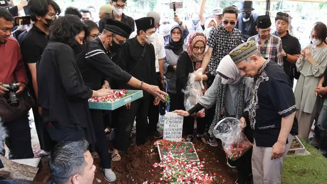 Prosesi Pemakaman Mak Nyak Si Doel Diwarnai Isak Tangis