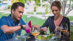 Randy dan Chelsey terlihat tengah menikmati sarapan pagi mereka saat berada di Bali. Terlihat romantis ya. (Liputan6.com/IG/@randpunk)