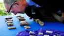 Ahli barang antik mengamati tablet runcing Sumeria dari Irak yang dikembalikan pejabat AS di Kediaman Duta Besar Irak di Washington, Rabu (2/5). AS mengembalikan 3.800 artefak Irak yang diselundupkan ke pengecer seni dan kolektor. (AP/Jacquelyn Martin)