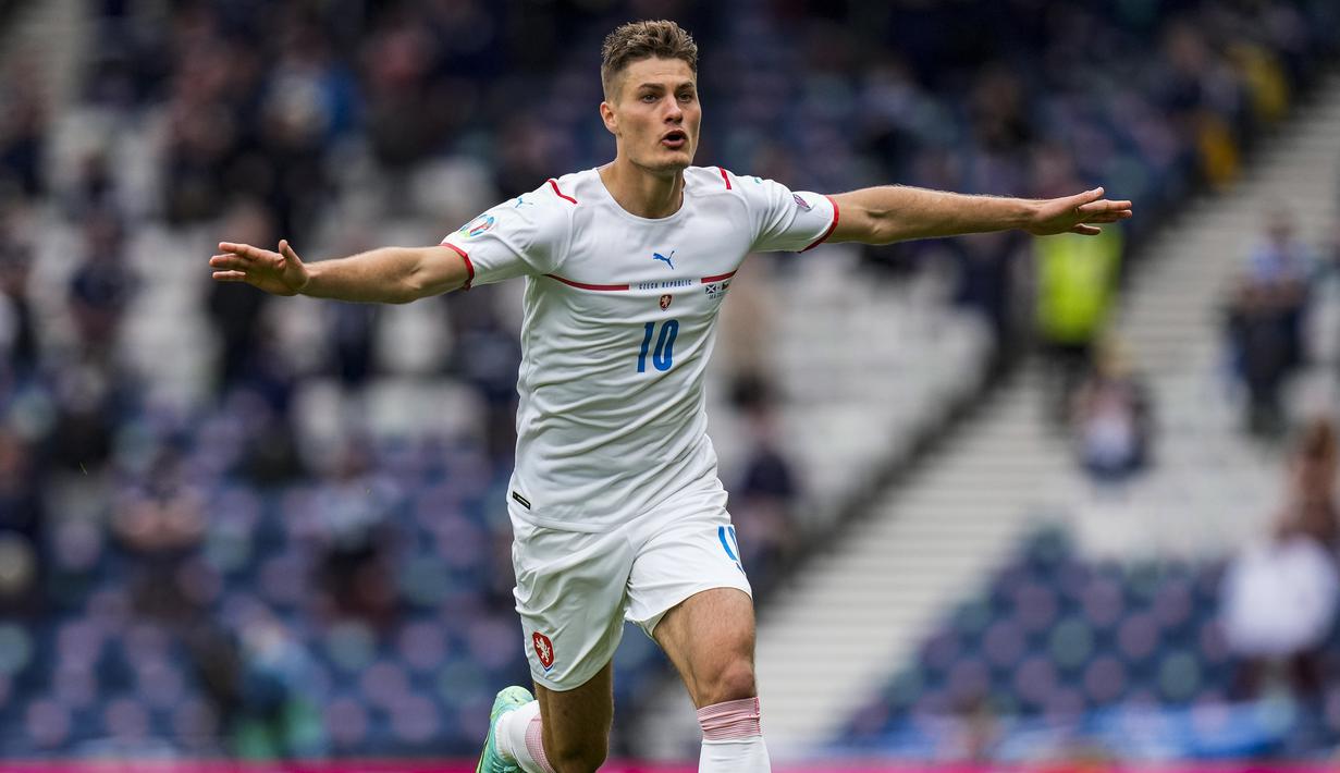 Patrik Schick. Striker Rep. ceska ini menjadi pencetak gol dari jarak terjauh di Euro saat menghadapi Skotlandia, 14 Juni 2021. Gol dicetaknya dari jarak 49,7m, mematahkan rekor Torsten Frings, gelandang Jerman saat bertemu Belanda di Euro 2004 dengan jarak 38,6m. (Foto: AP/Pool/Peter David Josek)