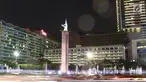 Suasana kawasan Bundaran HI sebelum lampu dipadamkan saat peringatan Earth Hour 2018 di Jakarta, Sabtu (24/3). Earth Hour dilakukan untuk efisiensi energi yang berdampak pada penanggulangan perubahan iklim. (Liputan6.com/Immanuel Antonius)