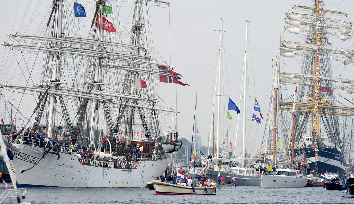 Kapal berukuran besar hingga kecil melakukan parade selama festival SAIL Amsterdam, Belanda, (19/8/2015). Acara ini merupakan festival Bahari yang diadakan setiap lima tahun di Amsterdam. (REUTERS/Paul Vreeker)