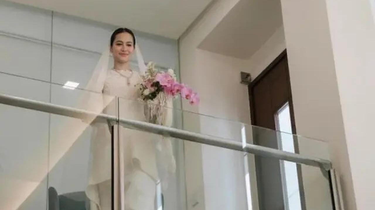 6 Potret Pernikahan Pevita Pearce, Busana Pengantin Putih yang Memancarkan Pesona Melayu