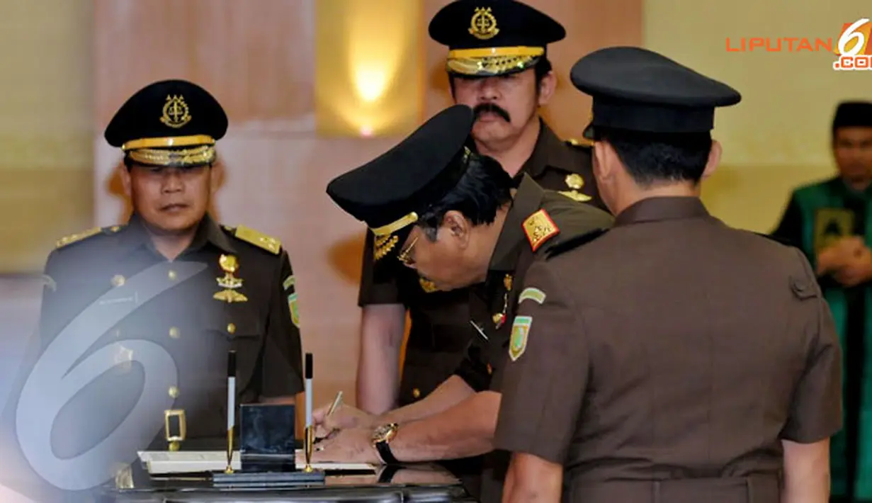 Andhi Nirwanto sedang menandatangi surat serah terima jabatan. Andhi menjadi wakil menggantikan Darmono yang telah memasuki waktu pension (Liputan6.com/Andrian M Tunay)