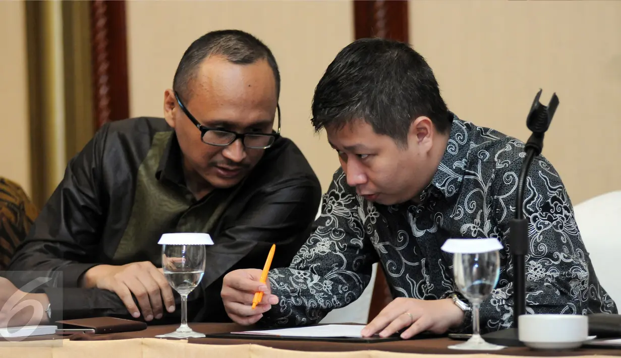 Presdir PT Jakarta Propertindo, Satya Heraghandi (kiri) saat jumpa pers terkait kerjasama dengan ES Global untuk renovasi Stadion Balap Sepeda Velodrome Rawamangun di Jakarta, Rabu (25/5/2016). (Liputan6.com/Helmi Fithriansyah)