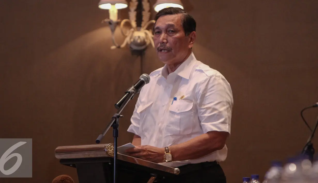 Menkopolhukam Luhut Binsar Panjaitan memberikan paparan  hadir dalam acara Simposium Nasional Membedah Tragedi 1965 di Jakarta, Senin (18/4). Simposium bertujuan merekonsuliasi kasus pelanggaran HAM dimasa lalu. (Liputan6.com/Faizal Fanani)