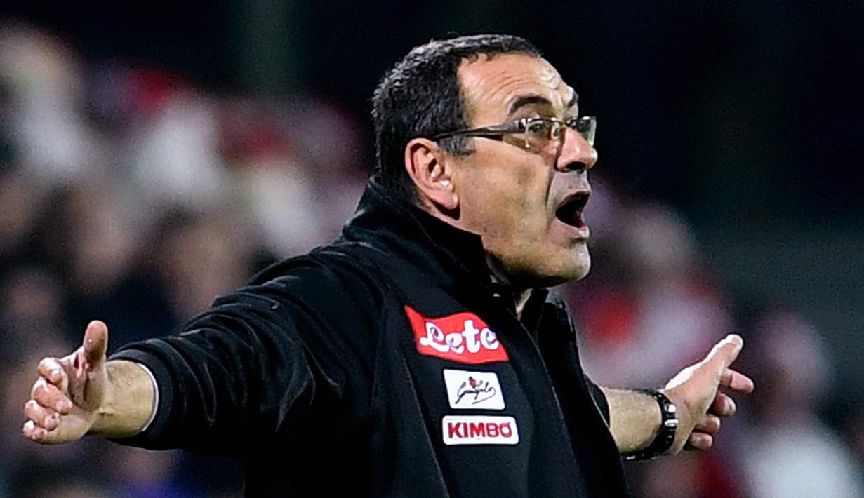 Pelatih Napoli, Maurizo Sarri berteriak memberikan instruksi kepada anak asuhnya saat melawan Fiorentina  pada laga Serie A Italia di Artemio Franchi stadium, Florence, Italia, (22/12/2016).  (AFP/Alberto Pizzoli)