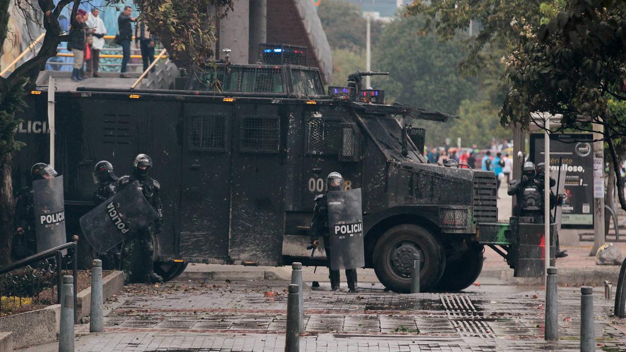 FOTO: Bentrokan di Bogota, Demonstran Serang Polisi dengan Panah di depan Kedubes AS
