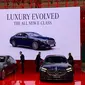 Eksekutif PT Inchcape Indomobil Distribution Indonesia menyingkap generasi Mercedes-Benz E-Class W214 di ajang GIIAS 2024. (Liputan6.com/Khizbulloh Huda)