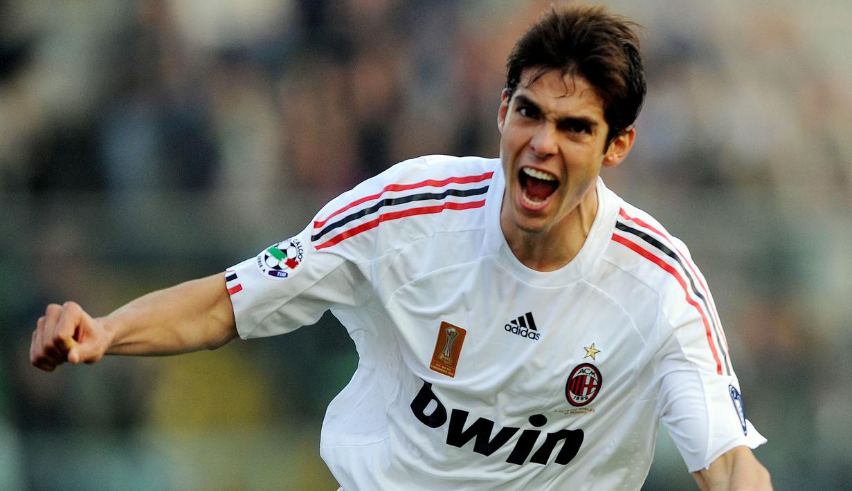 Kaka - Pemain asal Brasil ini merupakan motor serangan sekaligus kunci permainan AC Milan di Liga Champions 2007. Kaka mampu menghancurkan lini pertahanan Liverpool dan memberikan beberapa assist untuk kemenangan AC Milan atas Liverpool di laga final Liga Champions 2007. (AFP/Giuseppe Cacace)