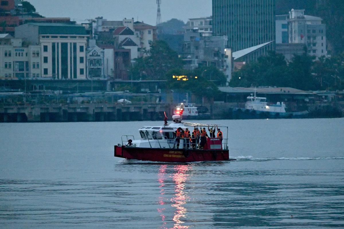 FOTO: Kapal Wisata Terbalik di Teluk Ha Long, Puluhan Wisatawan Tewas