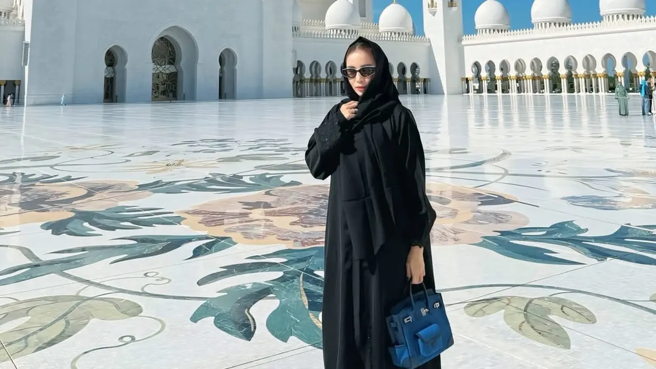 Potret Santun Momo Geisha Kunjungi Masjid Agung Dubai, Pakai Kerudung Hitam dan Tenteng Tas Hermes Rp600 Jutaan