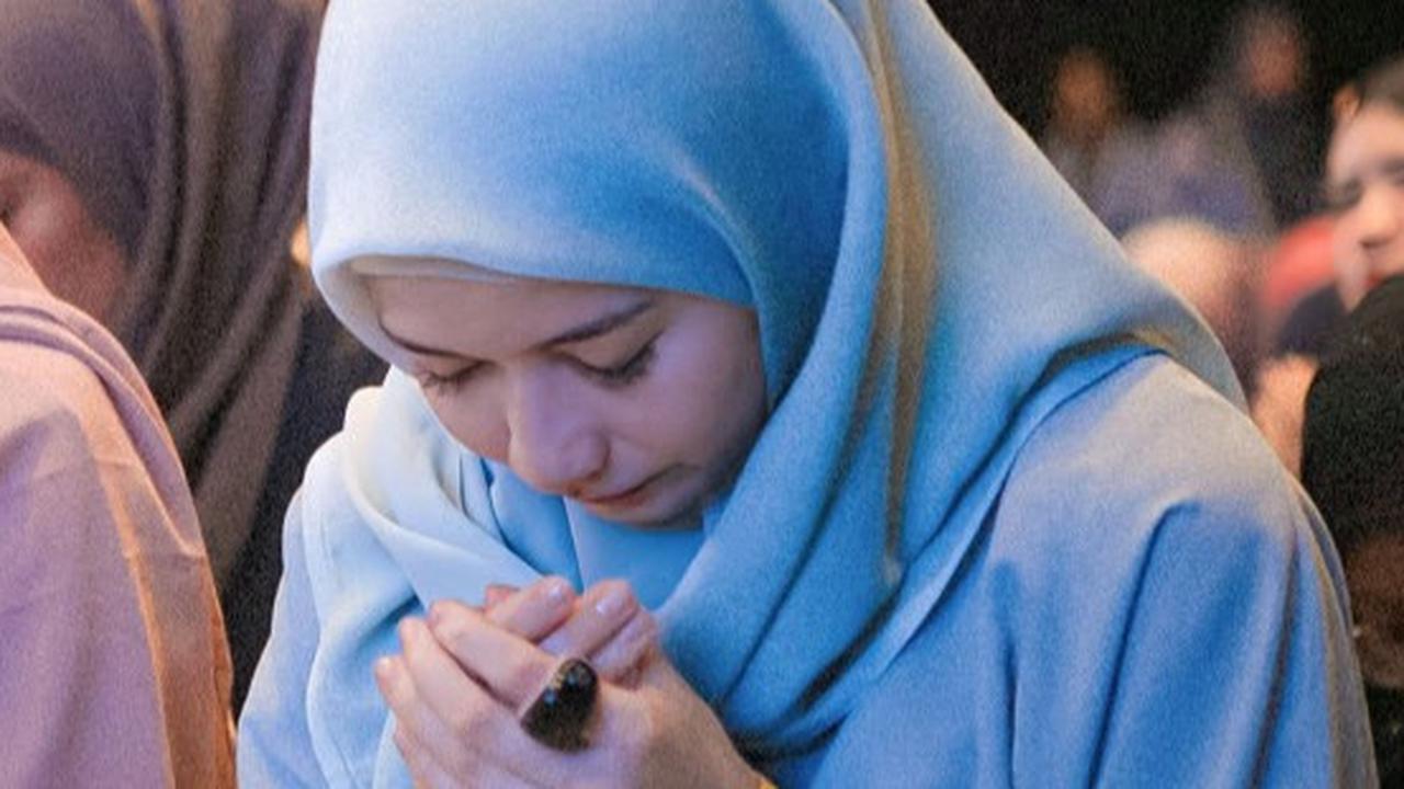 Momen Iris Wullur Menangis Dipeluk Sahabat Ikuti Kajian Bertajuk Titik Terendah