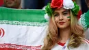 Suporter Iran saat menghadiri pertandingan antara Maroko dan Iran dalam Piala Dunia 2018 di Stadion Saint Petersburg, Saint Petersburg, Rusia, Jumat (15/6). (Christophe Simon/AFP)