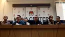 Ketua KPU Arief Budiman (ketiga kanan) bersama Komisioner KPU Wahyu Setiawan, Evi, Viryan, Pramono, dan Ilham Saputra (dari kanan) saat memberi keterangan, Jakarta, Minggu (14/1). KPU melakukan gerakan Mencoklit 20 Januari 2018. (Liputan6.com/Johantallo)