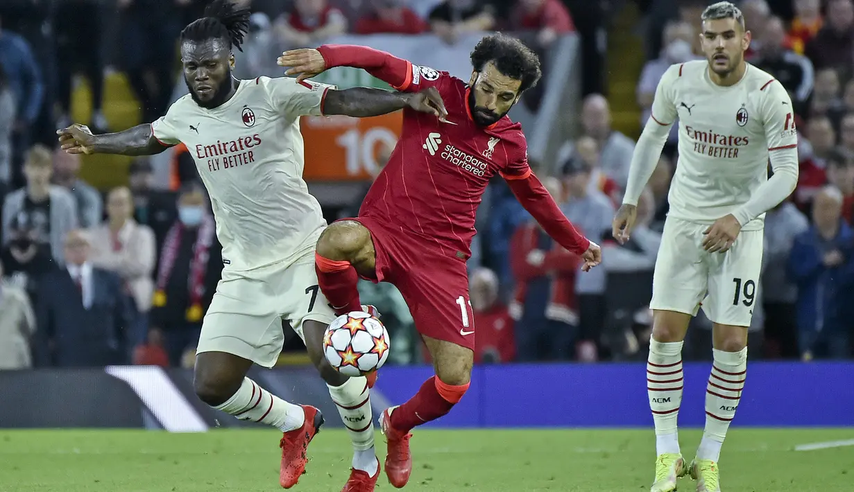 Skor menjadi imbang kembali ketika babak kedua baru berjalan tiga menit. Memanfaatkan umpan dari Divock Origi, Mohamed Salah (tengah) sukses menceploskan bola ke gawang Mike Maignan. (Foto: AP/Rui Vieira)