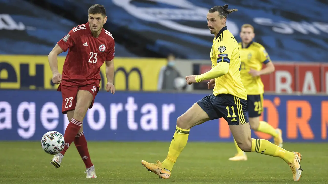 FOTO: Diwarnai Comeback Ibra, Swedia Hanya Menang Tipis 1-0 atas Georgia - Zlatan Ibrahimovic; Lasha Dvali