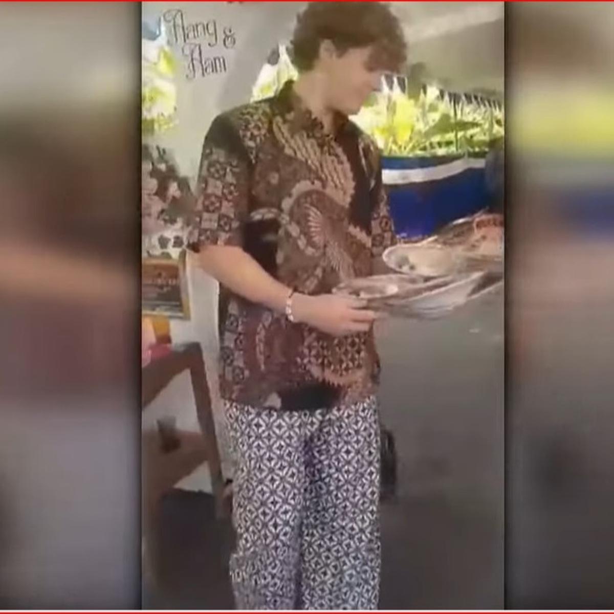 Bule asal Swiss ikut tradisi sinoman