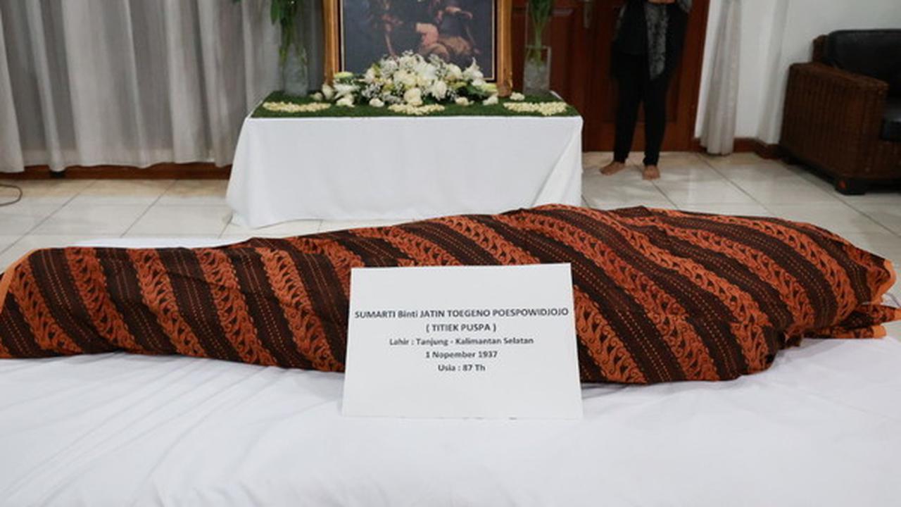 Potret Kedatangan Jenazah Mendiang Titiek Puspa di Rumah Duka, Disambut Isak Tangis Keluarga