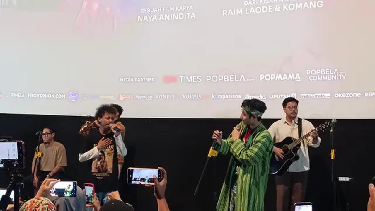 Gala Premiere Film Komang Dihadiri Raim Laode dan Istri, Siap Tayang di Bioskop Lebaran 2025