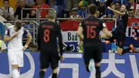 Pemain timnas Kroasia, Milan Badelj (kanan) merayakan gol ke gawang Islandia pada matchday terakhir Grup D Piala Dunia 2018, di Rostov Arena, Selasa (26/6/2018). (AP/Natacha Pisarenko).