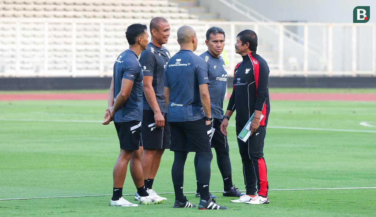 Pelatih Garuda Muda, Indra Sjafri, bersama para asistennya saat latihan perdana di Stadion Madya, Jakarta Pusat, pada Jumat (3/10/2025) sore WIB. (Bola.com/M Iqbal Ichsan)